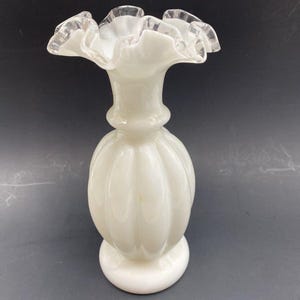 Fenton Silver Crest Art Glasvase Weiß Milchglas Melon Form Rüschen Top 8,75 Gerippte Vase