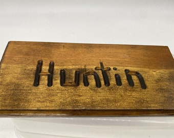 Letrero de caza de madera hecho a mano, dice Huntin 11x5 Ideal para cabaña lodge..