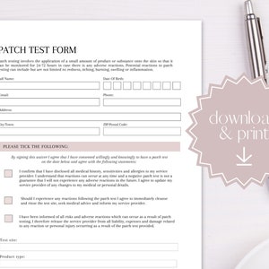 Pu&ograve; includere: Un modulo stampabile per il patch test con campi per dati personali e consenso. Il modulo include sezioni per riconoscere potenziali reazioni e uno spazio per il sito del test e il tipo di prodotto. Una penna &egrave; appoggiata di lato.