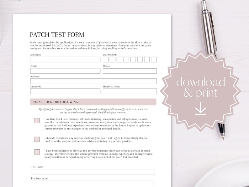 Pu&ograve; includere: Un modulo stampabile per il patch test con campi per dati personali e consenso. Il modulo include sezioni per riconoscere potenziali reazioni e uno spazio per il sito del test e il tipo di prodotto. Una penna &egrave; appoggiata di lato.