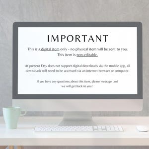 Pu&ograve; includere: Un monitor di computer mostra la parola "IMPORTANTE" in testo nero. Sotto, il testo chiarisce che l'articolo &egrave; digitale e non modificabile. Una tazza verde chiaro &egrave; a sinistra del monitor. Una tastiera bianca &egrave; visibile sotto.