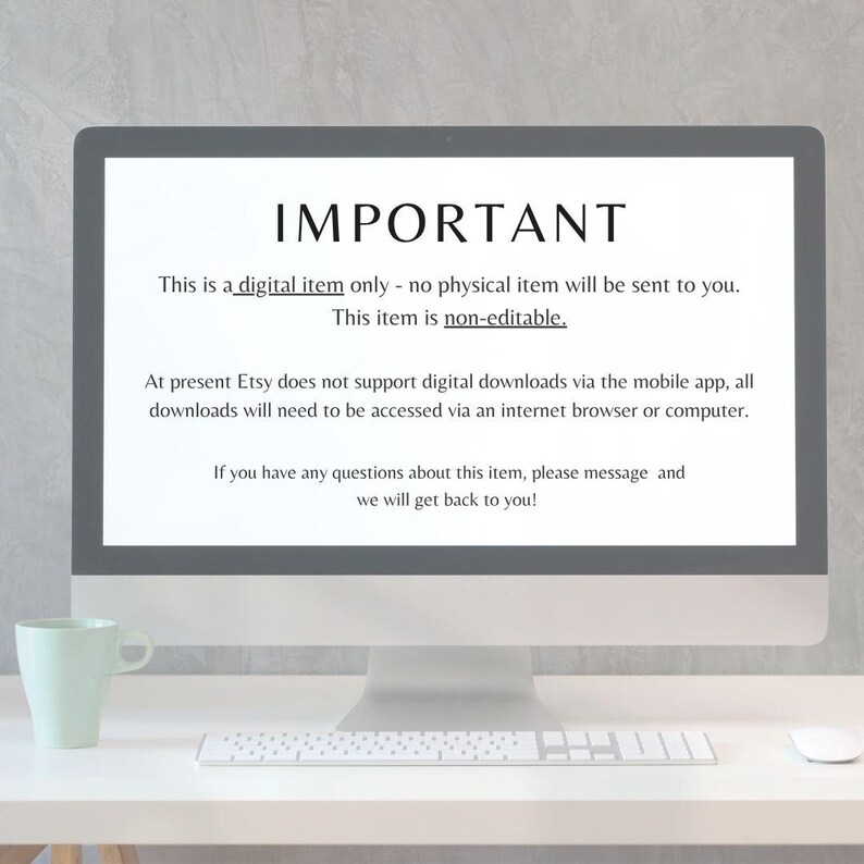 Pu&ograve; includere: Un monitor di computer mostra la parola "IMPORTANTE" in testo nero. Sotto, il testo chiarisce che l'articolo &egrave; digitale e non modificabile. Una tazza verde chiaro &egrave; a sinistra del monitor. Una tastiera bianca &egrave; visibile sotto.