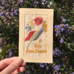 Carte postale en soie de la Première Guerre mondiale, brodée à la main, fil coloré, mot d'un militaire à son jeune fils, 18,4 x 3,5 cm « Un baiser de la France »