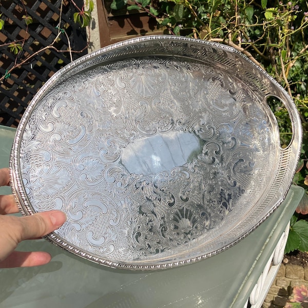 Bandeja vintage plateada para bebidas: Sheffield, Inglaterra, diseño cincelado