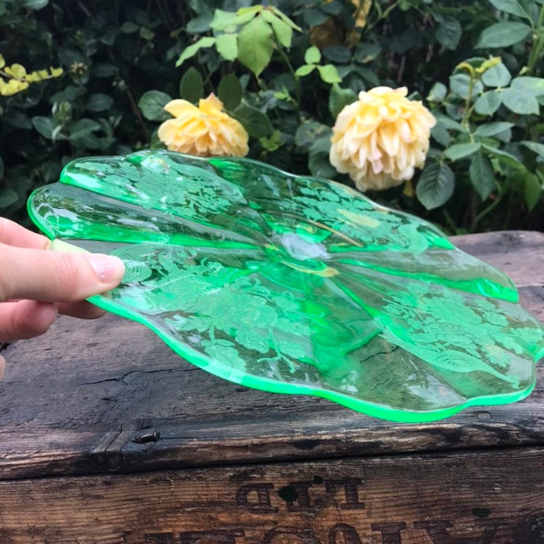 Home Living Cake Stands Peacock Pattern 11 X 2 Vaseline Glass Uranium Green Cake Stand Circa 1920 Etched Glass Cake Plate Pedestal Paden City Depression Glass