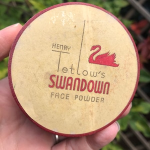 restes de poudre pour le visage Swandown d'Henry Tetlow dans sa boîte en carton d'origine, vers 1930, 2,75 x 1,25 po. La poudre conserve le parfum d'origine