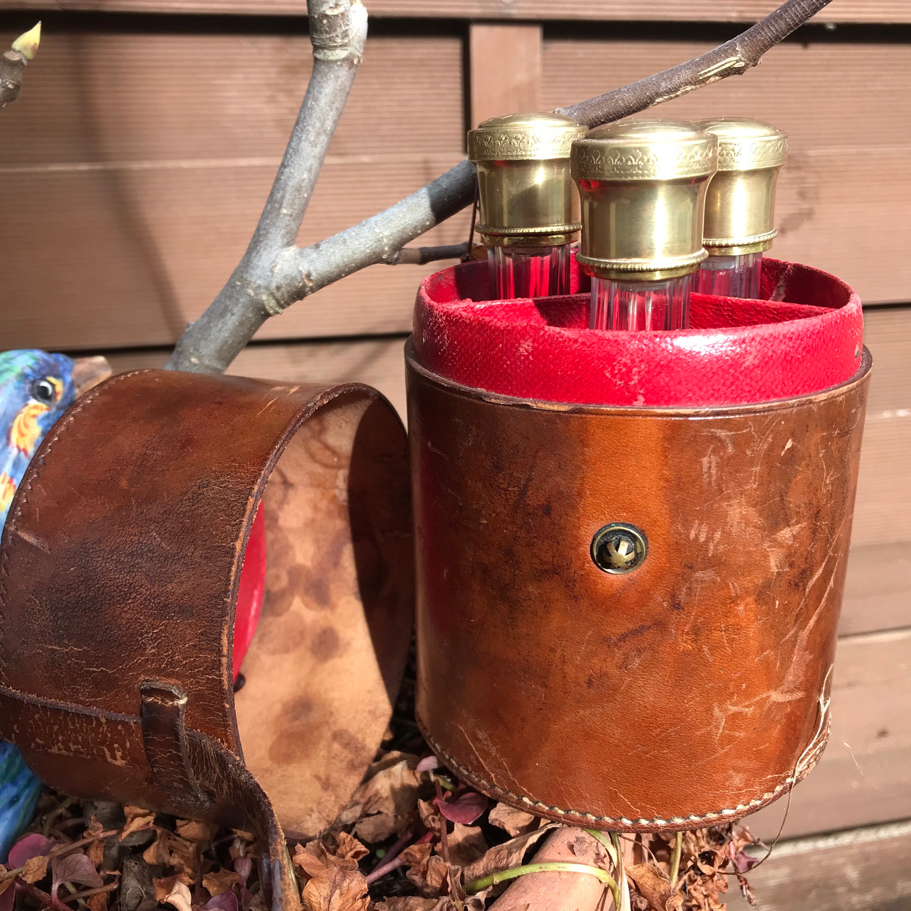 アンティークの旅行用香水瓶：金の蓋、革製のケース、1900年頃 - Etsy 日本