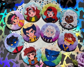 Peut inclure: Dix badges ronds en forme de bouton représentant des illustrations de personnages de la série de bandes dessinées X-Men. Les personnages incluent Wolverine, Cyclope, Tornade, Rogue, la Bête, Jean Grey, Gambit, le Fléau et Psylocke. Les badges sont colorés et ont une finition brillante.