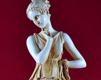 Kamienna figura Persefony – grecka bogini podziemi – zwietrzała sztuka mitologiczna, wystrój starożytnej Grecji, ołtarz pogański