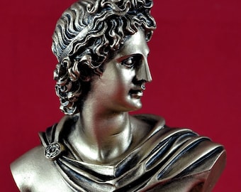 大理石と青銅の合金で作られた台座を持つ壮大な銅像。ギリシャの神