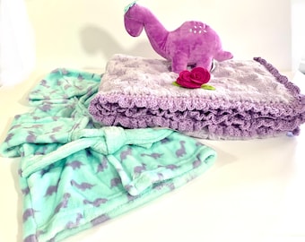 Conjunto de manta de bebé de dinosaurio de ganchillo Minky con roseta de volantes de lavanda