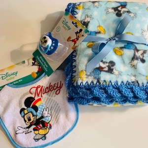 Zestaw prezentowy kocyka dziecięcego Disney Mickey Mouse - niebieski z szydełkową lamówką
