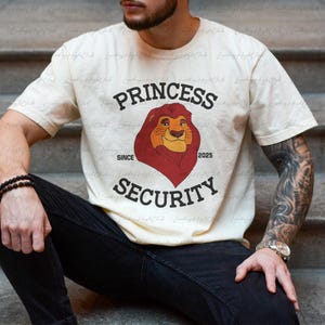 Disney Princess Security Mufasa Shirt, The Lion King Mufasa Papa Shirt, Mufasa Simba Dad Son Matching, Disney World Dad&#39;s Day Outfit, VTA899