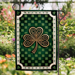 Può includere: Una bandiera da giardino verde con un design a trifoglio dorato. La bandiera ha uno sfondo verde scuro con piccoli trifogli e un trifoglio dorato al centro. La bandiera è incorniciata con un bordo bianco e un palo di metallo nero.