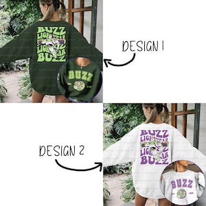Puede incluir: Dos diseños para una sudadera verde y blanca con una imagen de dibujos animados de Buzz Lightyear de la franquicia de películas Toy Story. El texto "Buzz Lightyear" está impreso en morado en la sudadera verde y la sudadera blanca. El texto "Buzz Est. 1995" está impreso en la parte delantera de ambas sudaderas.