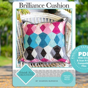 Puede incluir: Un patrón PDF para un cojín geométrico con un esquema de color negro, blanco, rosa, azul y turquesa. El patrón se llama "Brilliance Cushion" y es de Lilabelle Lane Creations. El patrón incluye instrucciones para hacer el cojín con archivos compatibles con Cricut y Scan N Cut.