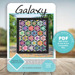 Puede incluir: Un patrón de acolchado llamado "Galaxy" de Lilabelle Lane Creations. El patrón es para una colcha de papel inglés con un fondo negro y bloques en forma de estrella de colores. El patrón incluye archivos PDF compatibles con las máquinas Cricut y Scan N Cut.