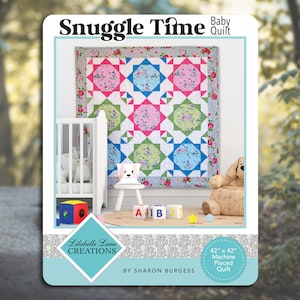 Op de afbeelding: Een quiltpatroon voor een babydeken genaamd "Snuggle Time" van Lilabelle Lane Creations. De quilt is 42 inch bij 42 inch en is machinaal gequilt. De quilt heeft een kleurrijk patchwork-ontwerp met verschillende bloemenprints.