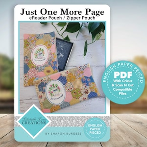 Könnte beinhalten: Ein digitales Download-Muster für eine Patchwork-eReader-Tasche oder eine Reißverschlusstasche. Das Muster enthält Anweisungen zum Nähen einer Tasche mit einem Blumendesign und dem Text "Just One More Page". Das Muster ist mit Cricut- und Scan N Cut-Maschinen kompatibel. Das Muster ist in englischer Sprache verfügbar und wird mit Papier gepieced.