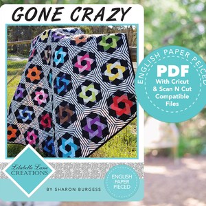 Könnte beinhalten: Ein Quiltmuster namens "Gone Crazy" von Lilabelle Lane Creations. Der Quilt ist aus buntem Stoff gefertigt und hat ein geometrisches Design. Das Muster ist als PDF-Download mit Cricut- und Scan N Cut-kompatiblen Dateien erhältlich.