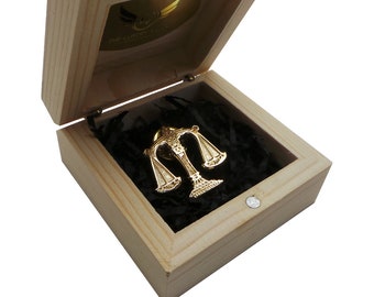 Rechtswaage der Gerechtigkeit Gold Anstecknadel Juristische Emblem Luxus Geschenke für Solicitor Lawyer Polizei Goldgravur in Holzkiste Box Abschlussfeier