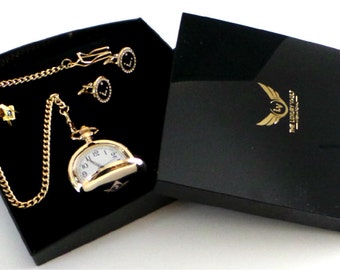 Freemasons Lujoso juego de regalo chapado en oro de 24 quilates con reloj de bolsillo Hunter completo y cadena, además de gemelos y brújula francmasónica de solapa