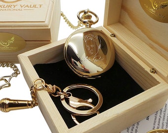 Elvis Presley signierte individuell gravierte 24 Karat vergoldete Taschenuhr und Mikrofon Schlüsselanhänger aus Holz Geschenkbox Box mit Gravur auf der Rückseite