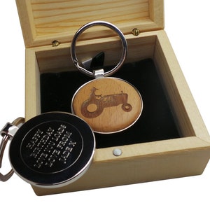 Porte-clés en bois personnalisé tracteur dans une boîte cadeau en bois Gravure sur métal Gravure personnalisée de fermier Ferme de ferme Massey Ferguson
