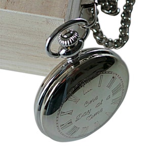 Ein Tag nach dem anderen Gelassenheit Gebet Individuell gravierte Taschenuhr in Holzgehäuse Nüchternheit Geschenk Kostenlose Gravur AAsponsor Geburtstag Jahrestag