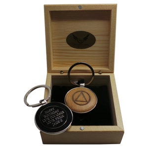 AA Symbol personalisierte Holz Keychain Schlüsselanhänger in Geschenk-Box Metall Gravur personalisiert Holzgeist Genesung Geschenke der Anonymen Alkoholiker