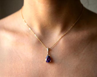 Collar con forma de lágrima de circonita cúbica morada bañado en oro de 18 quilates