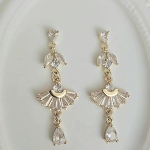 Gold plated Bridal drop earrings, art deco Bridal jewelry, 1920s jewelry, Bridesmaid earrings, art deco fan earrings, deco crystal earrings