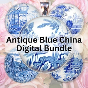 Op de afbeelding: Vijf antieke blauwe en witte porseleinen borden met een bloemen- en landschapsontwerp. De borden zijn in een cirkel rond de tekst "Antique Blue China Digital Bundle" gerangschikt.