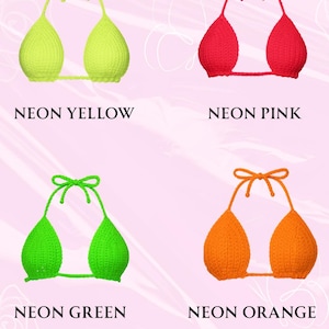 Könnte beinhalten: Vier gehäkelte Bikini-Oberteile in Neonfarben: Gelb, Pink, Grün und Orange. Jedes Oberteil hat einen Neckholder-Träger und eine Schnur, die die Cups verbindet. Der Text darunter zeigt die Farbe an: Neon Gelb, Neon Pink, Neon Grün und Neon Orange.
