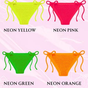 Pode incluir: Quatro partes de baixo de biquíni em cores néon: amarelo néon, rosa néon, verde néon e laranja néon. Cada parte de baixo tem fechos de laço nas laterais. O texto "NEON YELLOW", "NEON PINK", "NEON GREEN" e "NEON ORANGE" está em baixo.
