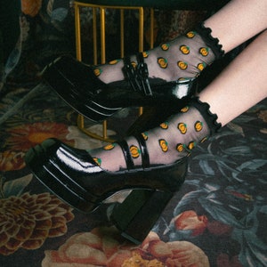 Calcetines de calabaza con volantes transparentes - Encaje negro y naranja para Halloween, moda alternativa de brujas, regalos de temporada espeluznante para ella, estilo alternativo, gótico