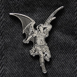 Gustave Dore Luzifer Emaille Pin - Paradies Lost Art Illustration - Satan Teufel Anstecknadel Accessoire Unisex - Schwarz und Silber Goth Mode Geschenk