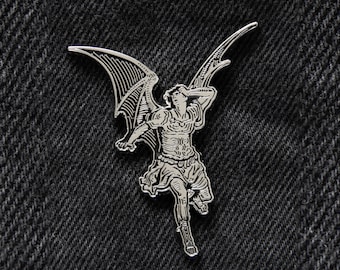 Pin de esmalte Lucifer de Gustave Doré - Ilustración artística del Paraíso Perdido - Accesorio de solapa unisex de Satanás y el Diablo - Regalo de moda gótica en negro y plata
