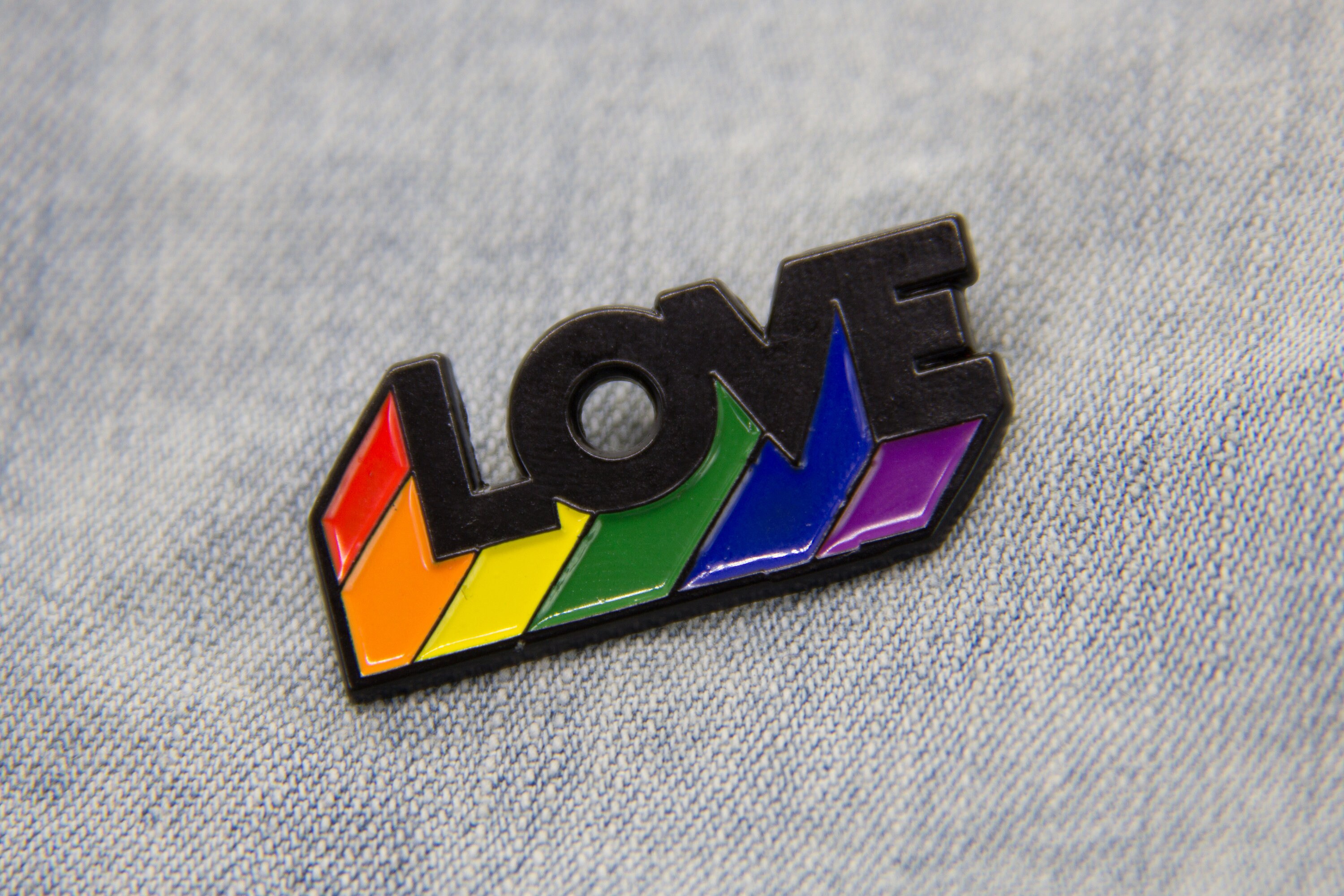 Rainbow Heart LOVE IS LOVE Gay Pride LGBT Brooch LESBIAN ENAMEL Badge UNISEX