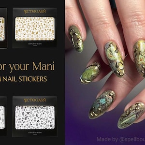 K&ouml;nnte beinhalten: Das Bild zeigt hochwertige Nagelaufkleber und manik&uuml;rte N&auml;gel. Die Nagelkunst zeigt goldene, gr&uuml;ne und blaue Designs mit himmlischen und botanischen Motiven. Der Text lautet "Magic for your Mani" und "Premium Nail Stickers."