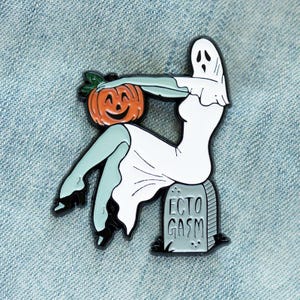 Pin Up Ghost Enamel Pin - Gothabilly Rockabilly Fashion Accessory Vintage  Halloween Pumpkin Horror Movie Gift Lapel Pin Brooch Spooky