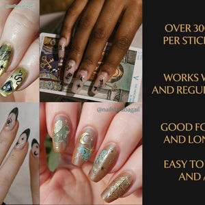 K&ouml;nnte beinhalten: Eine Collage von Manik&uuml;ren mit verschiedenen Designs, darunter Schlangen, Monde, Sterne und geometrische Muster. Der Text lautet: "OVER 300 STYLES PER STICKER PACK", "WORKS WITH GEL AND REGULAR POLISH", "GOOD FOR SHORT AND LONG NAILS", und "EASY TO REMOVE AND APPLY".