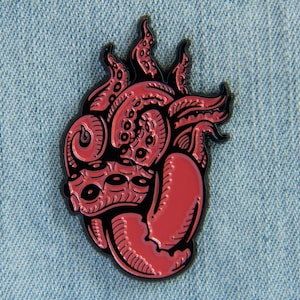 Tentakel Anatomischer Herz Emaille Pin - Rot und Schwarz - Unisex Goth Fashion Alternative Style Nautische Geschenk H.P. Lovecraft Cthulhu Zubehör