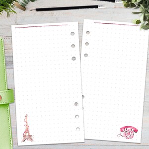 Könnte beinhalten: Zwei weiße Planerseiten mit einem Punktmuster. Eine Seite zeigt einen Aquarell-Eiffelturm, die andere ein Vintage-Telefon. Die Seiten haben einen rosa Rand und sind für einen Ringordner konzipiert.