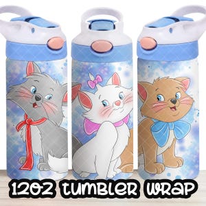 Peut inclure: Trois bouteilles d'eau avec des illustrations de chats de dessins animés. Chaque bouteille a un couvercle blanc et bleu avec un bouton rose. Les bouteilles présentent des chats de couleurs différentes avec des nœuds et des rubans. Le texte "12oz TUMBLER WRAP" est en bas.