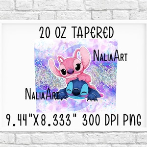 Op de afbeelding: Een 20 oz taps toelopende tumbler met een roze en blauwe Stitch en Angel ontwerp. De achtergrond is een aquarel-achtig ontwerp met glitter en bloemen. De afbeelding is 9,44" x 8,333" en 300 DPI.