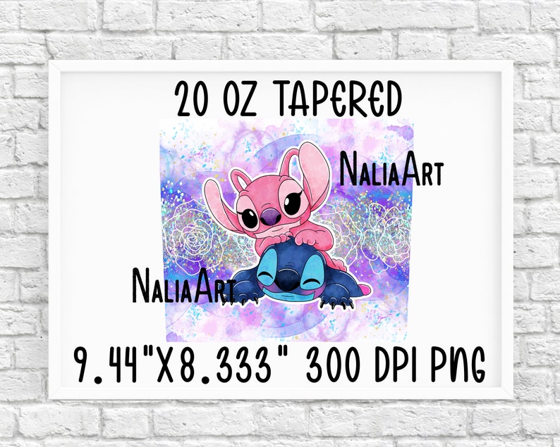 Op de afbeelding: Een 20 oz taps toelopende tumbler met een roze en blauwe Stitch en Angel ontwerp. De achtergrond is een aquarel-achtig ontwerp met glitter en bloemen. De afbeelding is 9,44" x 8,333" en 300 DPI.