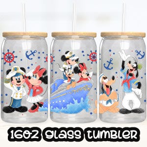Puede incluir: Tres vasos de vidrio de 16 oz con tapas de paja y diseños de temática náutica con Mickey Mouse, Minnie Mouse y Goofy. Los vasos son de vidrio transparente con una tapa de madera.