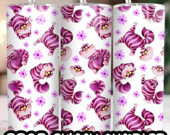Könnte beinhalten: Ein weißer schlanker Becher mit einem sich wiederholenden Muster aus einer lila und pinkfarbenen Cheshire Cat aus Alice im Wunderland mit rosa Blumen. Der Becher hat den Text "20oz skinny tumbler" am Boden.