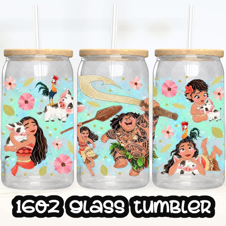 K&ouml;nnte beinhalten: Drei 16oz Glasbecher mit einem blauen und wei&szlig;en Blumenmuster. Jeder Becher zeigt einen anderen Charakter aus dem Animationsfilm Vaiana. Der erste Becher zeigt Vaiana und ein Schwein. Der zweite Becher zeigt Maui und einen Hahn. Der dritte Becher zeigt Vaiana und ein Schwein.
